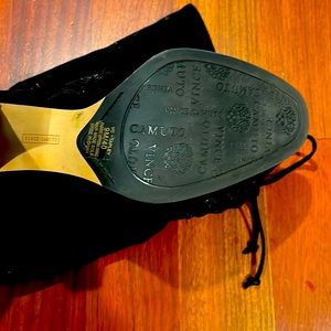 Super cute over knee boots with ties on the back. Zipper on the inner side